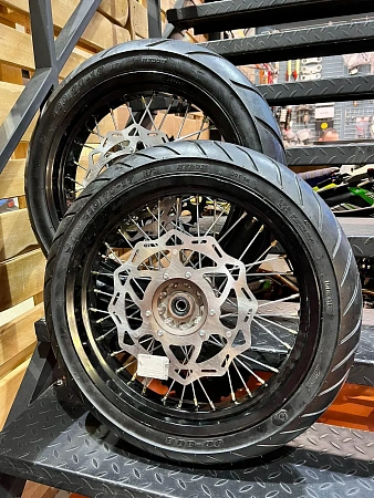 Колеса Мотард 17" (ZR,CRZ) 110/70-17, 130/70-17 (черн) Колеса Мотард 17" (ZR,CRZ) 110/70-17, 130/70-17 (черн)